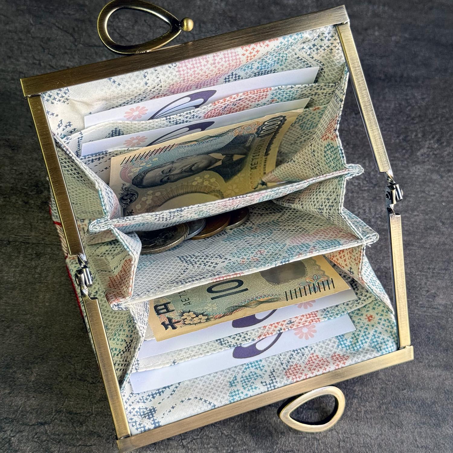 《撫子牡丹》お札を折らない二つ折りスリム財布〈正絹・着物帯リメイク〉 | 4枚目